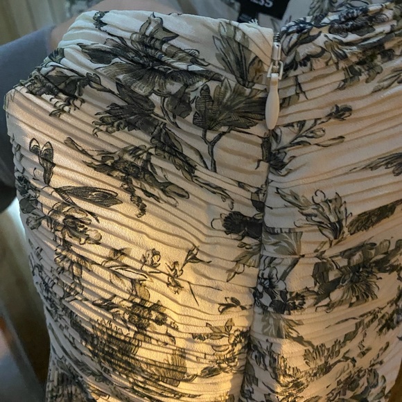 NWT Express Pleated Floral Mini Skirt - Picture 4 of 9